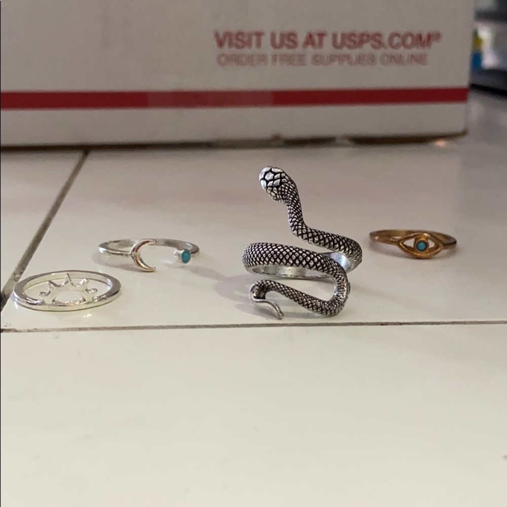 Set of rings*FREE WITH PURCHASE*
